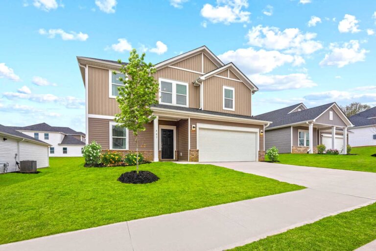 L’Attitude34° Vines Creek home front lawn and driveway